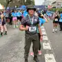 Es ultramaratonista, caminó 240 kilómetros hasta Catamarca y corrió los 21K LA GACETA con uniforme policial