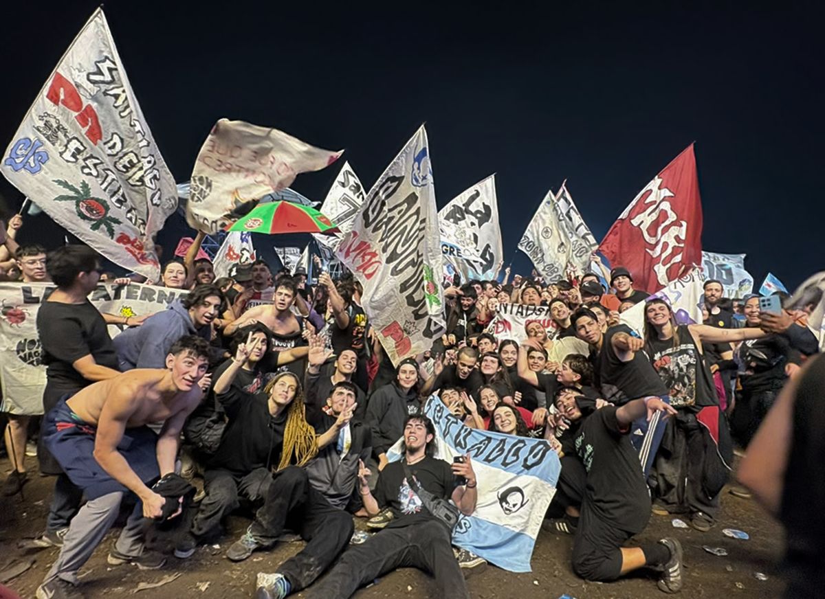 CIERRE. Entre banderas, emoción y fuegos artificiales, el Hipódromo fue escenario de una noche multitudinaria.