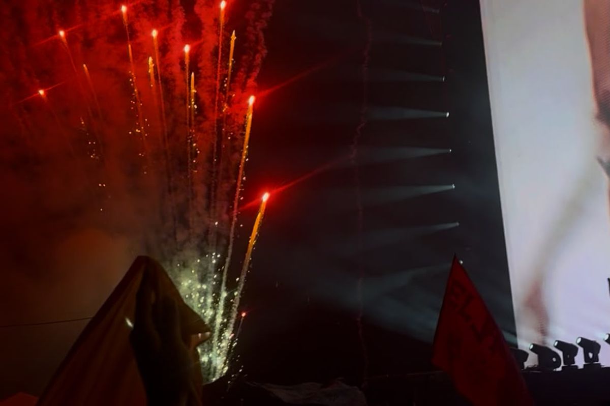 FUEGOS. El cierre llegó con fuegos artificiales a ambos lados del escenario. 