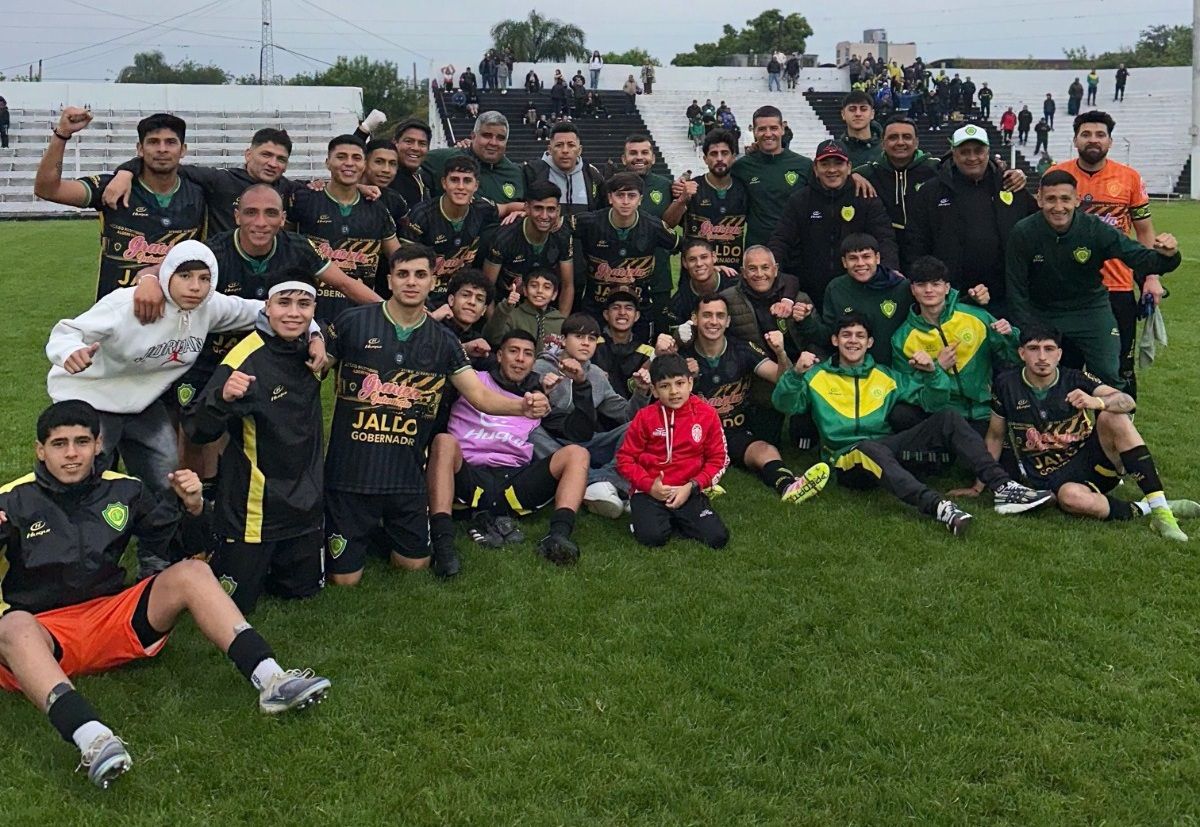 TRIUNFO IMPORTANTE. El plantel de Ateneo Parroquial Alderetes celebra la victoria por 2-0 ante Central Norte, que le permite llegar con ventaja a la revancha de los octavos de final.