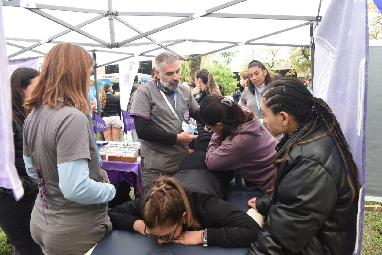 UNIVERSIDAD SAN PABLO-T. La casa de altos estudios recibió a corredores con sesiones de masajes brindadas por sus estudiantes de kinesiología.