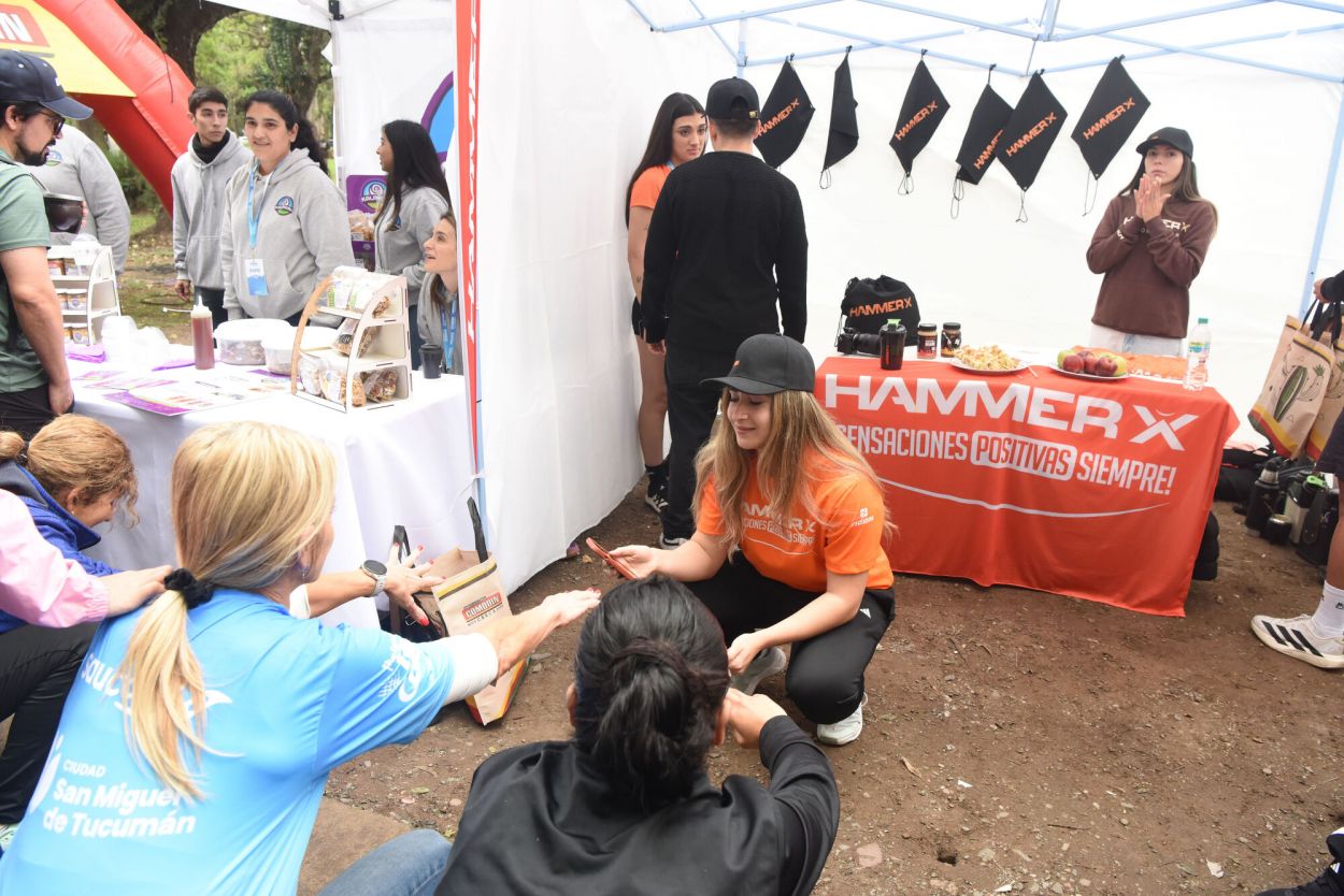 HAMMER X GYM. El gimnasio tucumano acompañó con un stand en el que retó a los participantes a desafiarse a sí mismos mediante la actividad física.