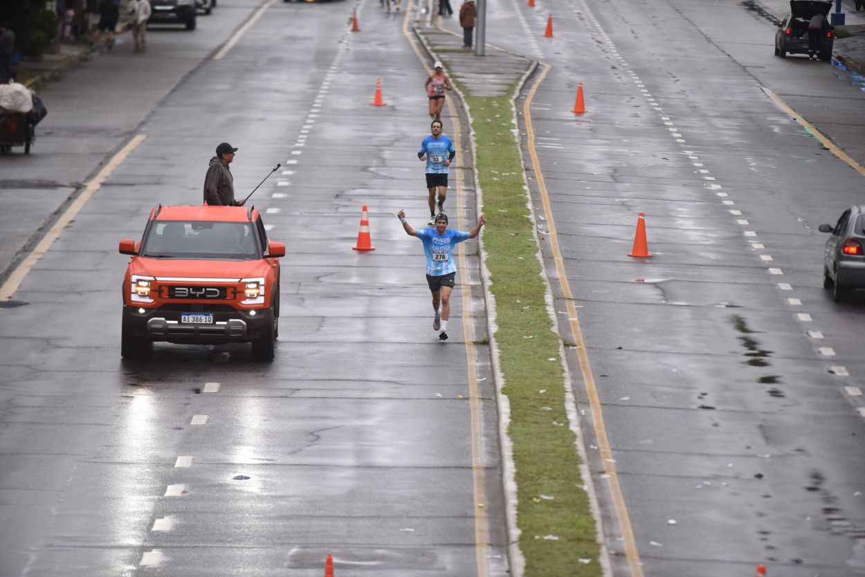 BYD. Una camioneta de la marca, reconocida por su innovación constante, escoltó a corredores en un tramo de la media maratón de ayer.