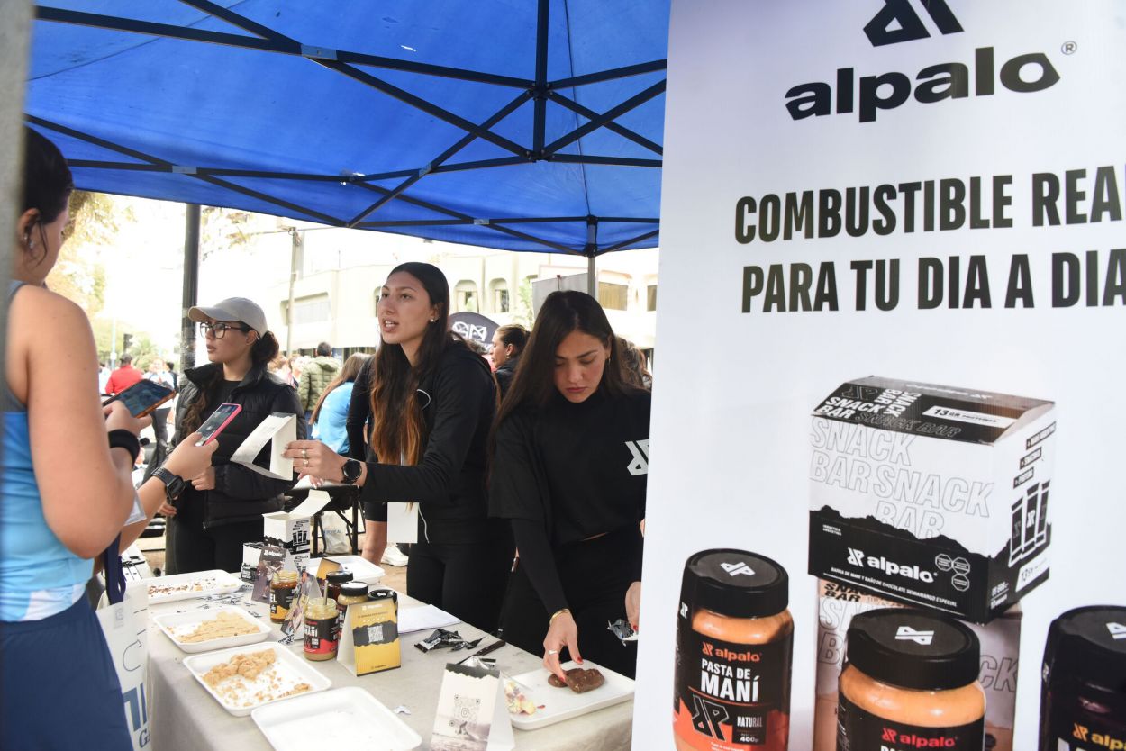 ALPALO. Una marca que ofrece 13 gramos de proteína, saciedad real hasta por dos horas y energía sostenida en una deliciosa barra de maní y chocolate.