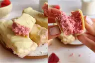 Barritas de yogur, coco y frutilla: la receta del snack proteico y fácil para calmar el antojo dulce