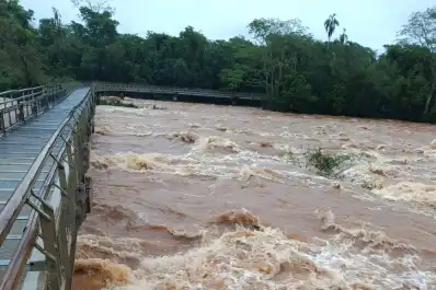 La crecida del río Iguazú obligó a cerrar las Cataratas del lado argentino y brasileño