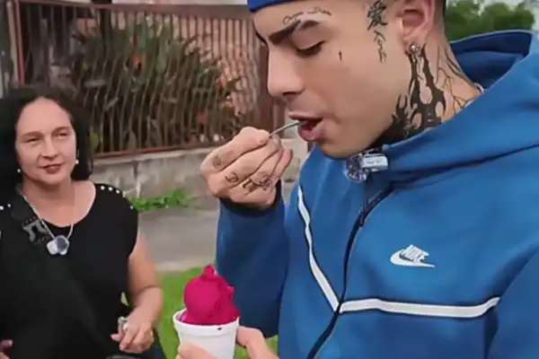 ¿Quién es el influencer español que se pasea por las calles de Tucumán comiendo achilata?