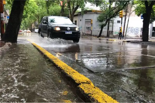 Diluvio, granizo y vientos de 100 km/h: el SMN emitió alertas amarillas y naranjas para este feriado