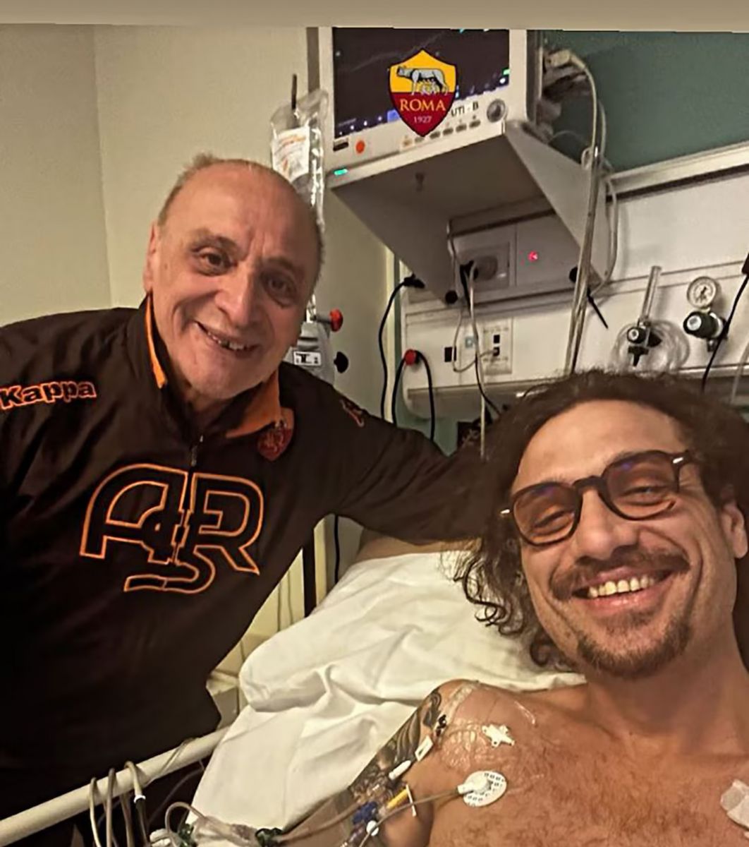 Osvaldo posó junto a Raúl, quien llevaba puesto un buzo de la Roma.