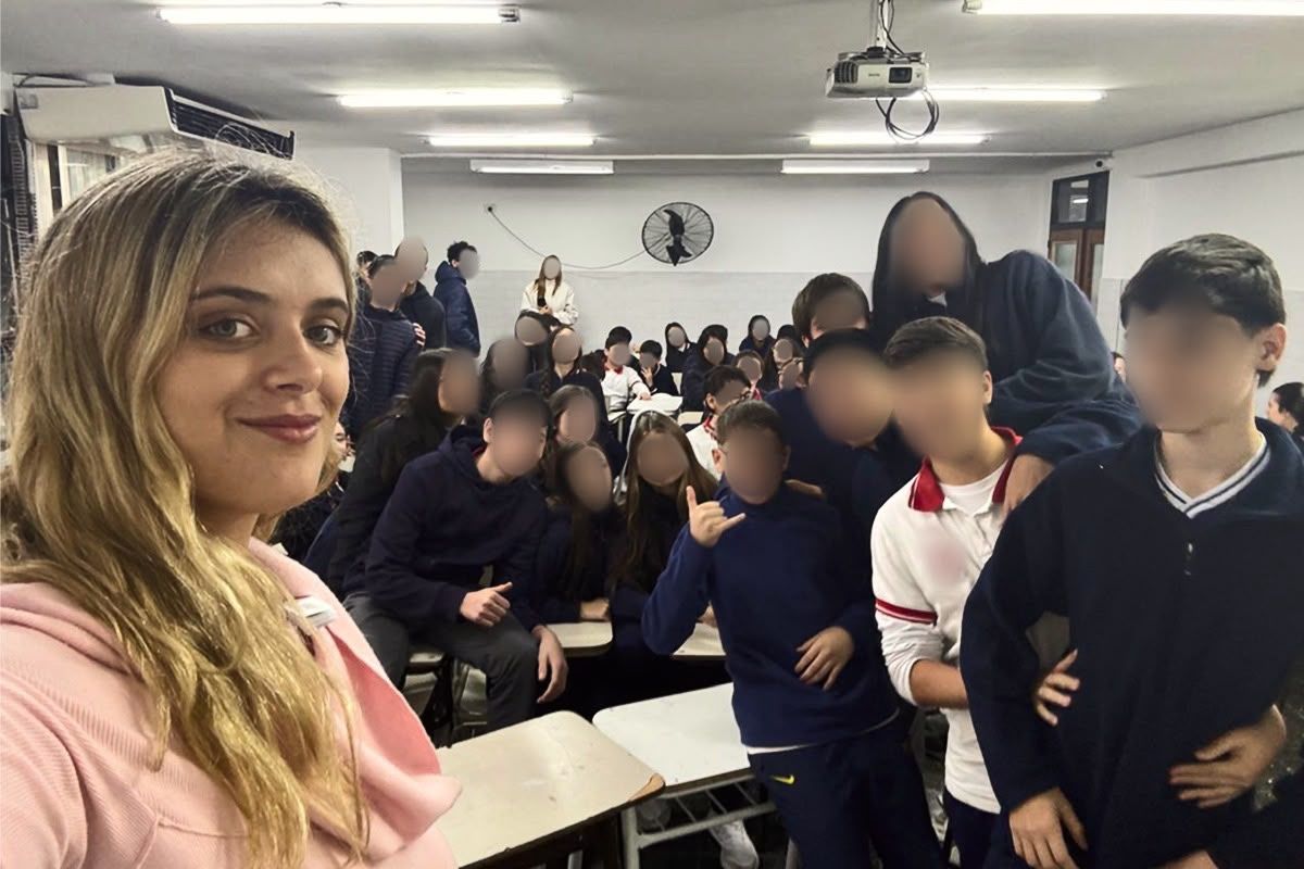 DE LAS PÁGINAS A LAS AULAS. A sus 19 años, Millie comparte su historia con estudiantes de Tucumán para hablar sobre el bullying y la identidad. / MILLIE TOULET