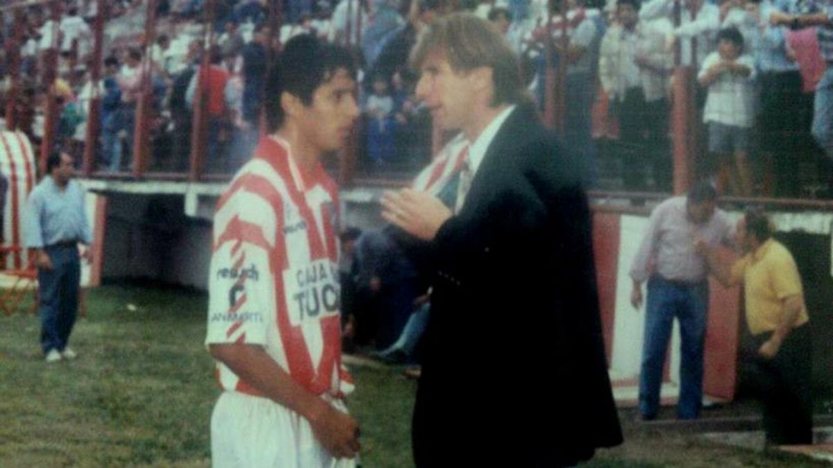 FOTO ICÓNICA. Gareca durante su paso por San Martín, en la temporada 1994/95 de la B Nacional.