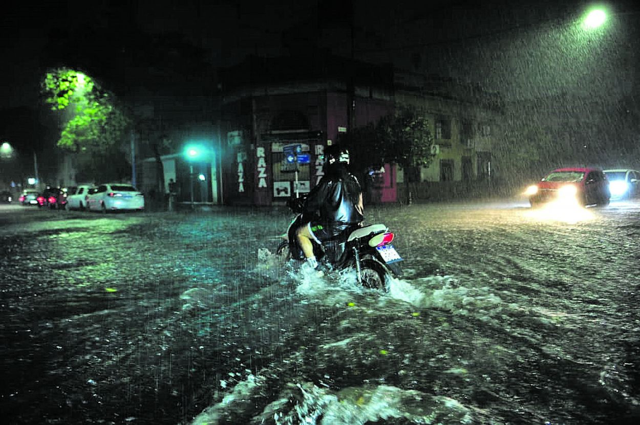 TORMENTAS INTENSAS. Cuando la intensidad de la lluvia supera la capacidad de los desagües, el agua se acumula en las calles y dificulta el escurrimiento.