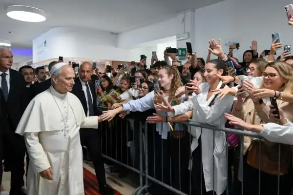 El Vaticano informó que la operación de León XIV concluyó con éxito