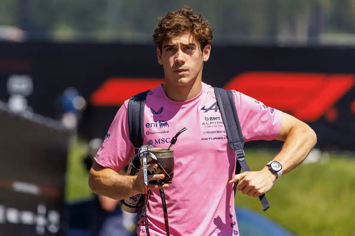 Franco Colapinto, con la indumentaria de Alpine, atraviesa una temporada exigente en la Fórmula 1 y busca recuperar protagonismo en las próximas carreras.