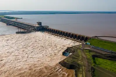 Yacyretá abrió las compuertas por la crecida del Paraná y monitorea el aumento del caudal