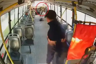 Video: atacó a una joven en un colectivo porque su hermana habría salido con su novio