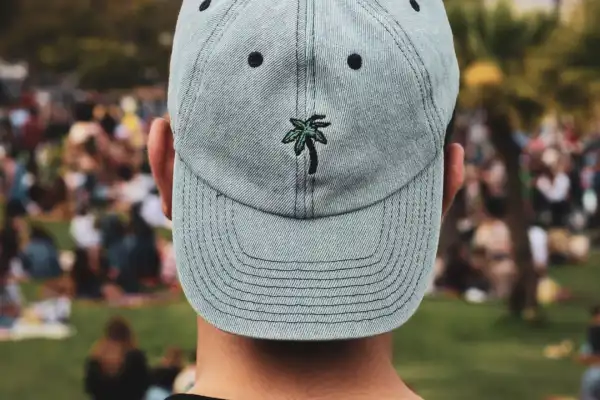 Adiós a las gorras: el accesorio que es furor en Europa y promete ser tendencia en el verano