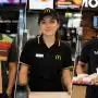 Cuánto cobran los empleados de McDonald’s, Burger King y Mostaza en octubre de 2026