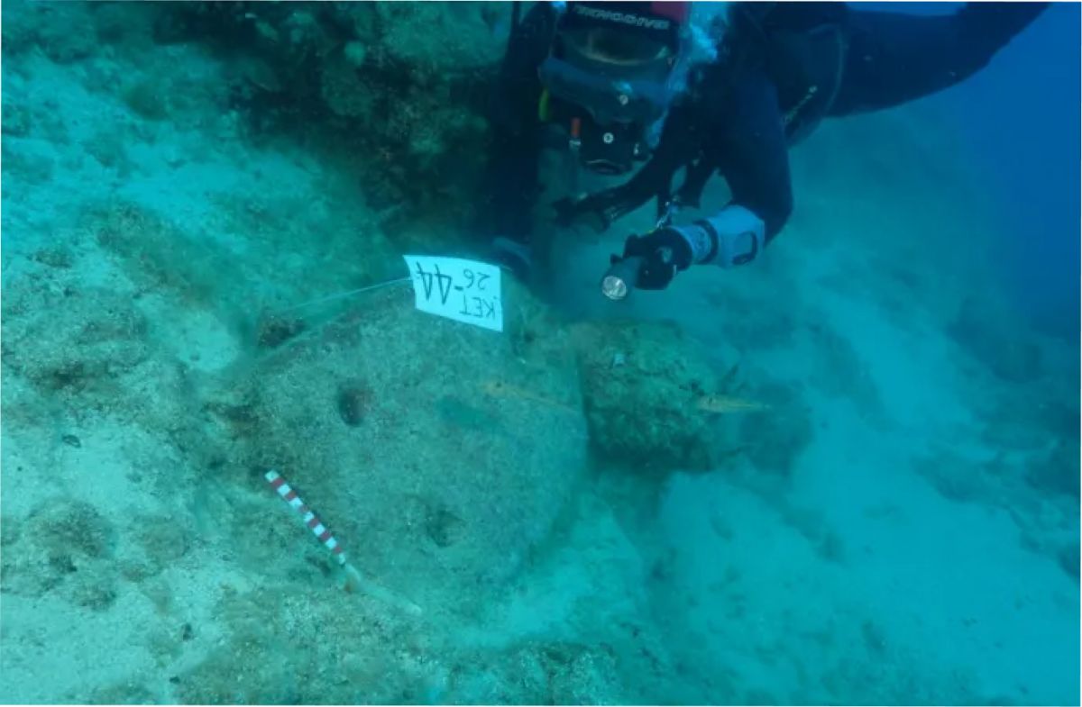 Los buzos encontraron tres anclas de piedra, ya que los barcos llevaban repuestos en los viajes largos.