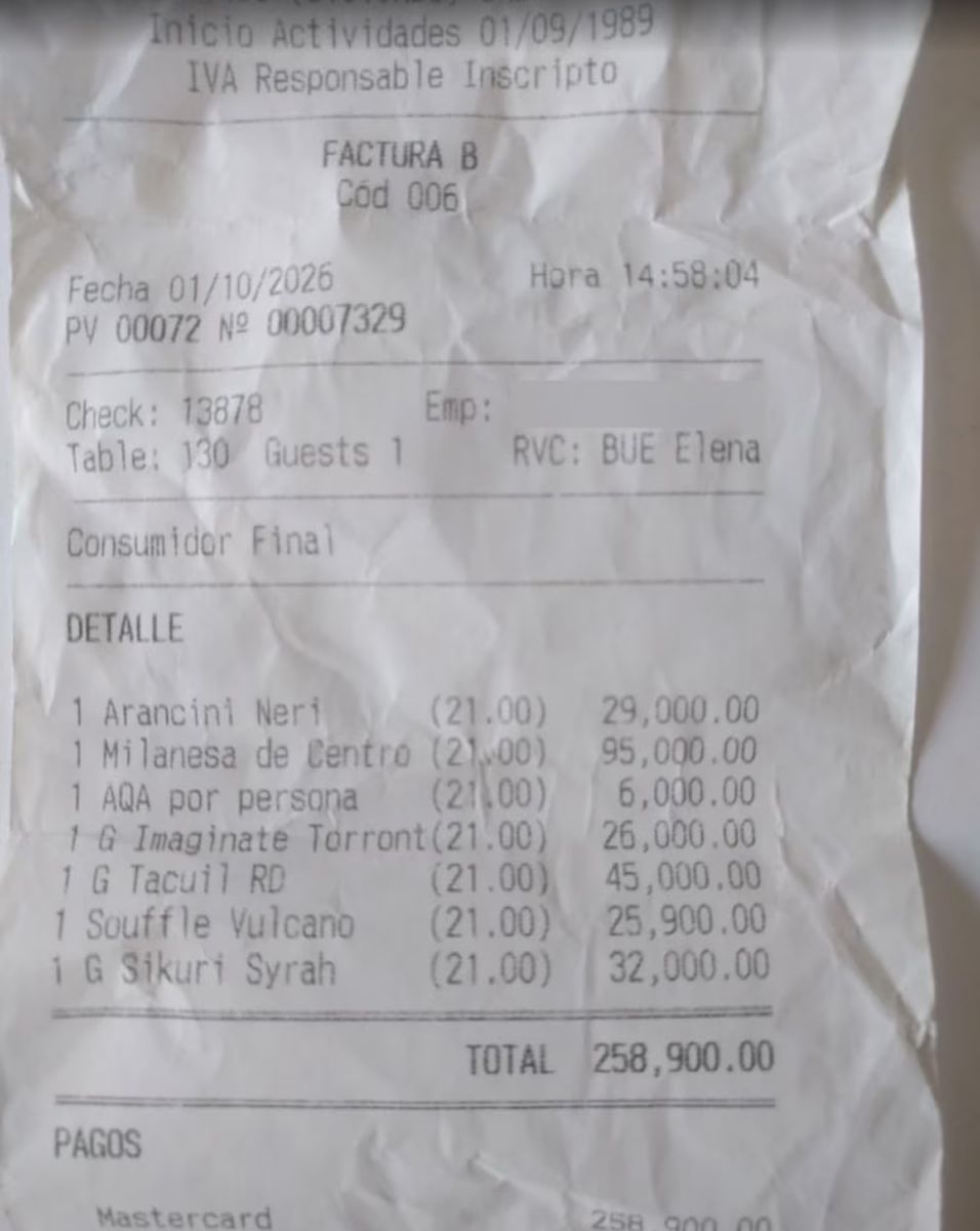 Un comprobante emitido el 1 de octubre de 2026 en el restaurante Elena registró un consumo total de $258.900 para una persona. (Mark Mool/Google Maps)