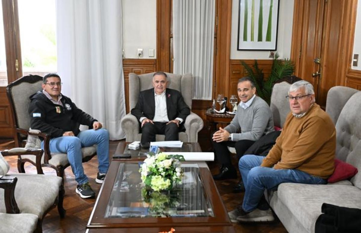 EN CASA DE GOBIERNO. Jaldo, con representantes de la construcción de Tucumán. Foto Comunicación Pública