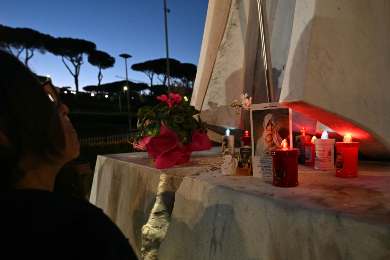 OFRENDAS. Velas, flores y notas con ruegos por su salud se acumulan afuera del lugar de internación de León XIV.