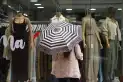 Lluvia, menos circulación y caída de ventas: preocupación en los comercios tucumanos antes del Día de la Madre