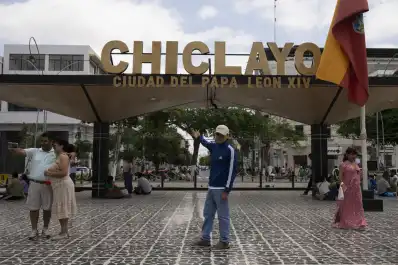 La “ciudad del papa León XIV” reza por su salud y espera su regreso