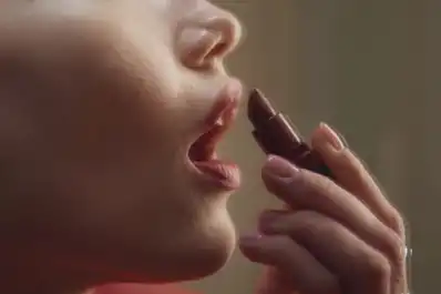 Adiós a los labios mate: el maquillaje con efecto espejo que se impone esta temporada