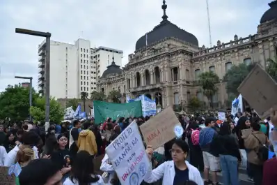 “La educación pública es un derecho”: la marcha universitaria se hizo sentir en Tucumán