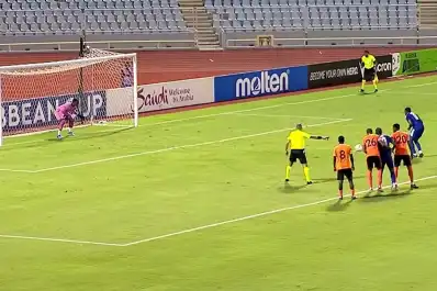 Un penal insólito en la Copa Caribeña: caminó eternamente hacia la pelota, pateó débil y se lo atajaron