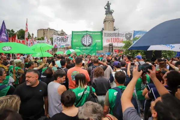 ATE denuncia que el Gobierno Nacional amenaza con descontar el día a los estatales que marchen contra el DNU 70/23