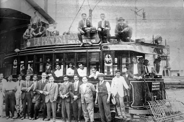 Recuerdos fotográficos: 1915. Los tranvías eléctricos, con salvavidas para distraídos