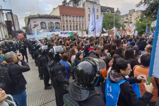 Miles de tucumanos reclamaron que Milei cumpla la Ley de Financiamiento Universitario