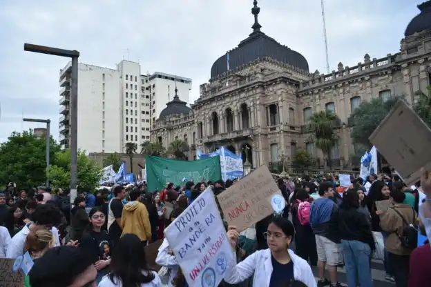 “La educación pública es un derecho”: la marcha universitaria se hizo sentir en Tucumán
