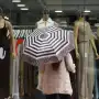 Lluvia, menos circulación y caída de ventas: preocupación en los comercios tucumanos antes del Día de la Madre
