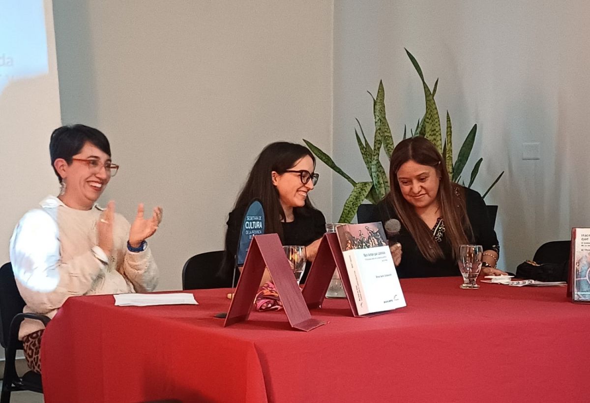 Ana Angulo, Lucila Fleming y Betina Campuzano, durante la feria del libro en Salta. 