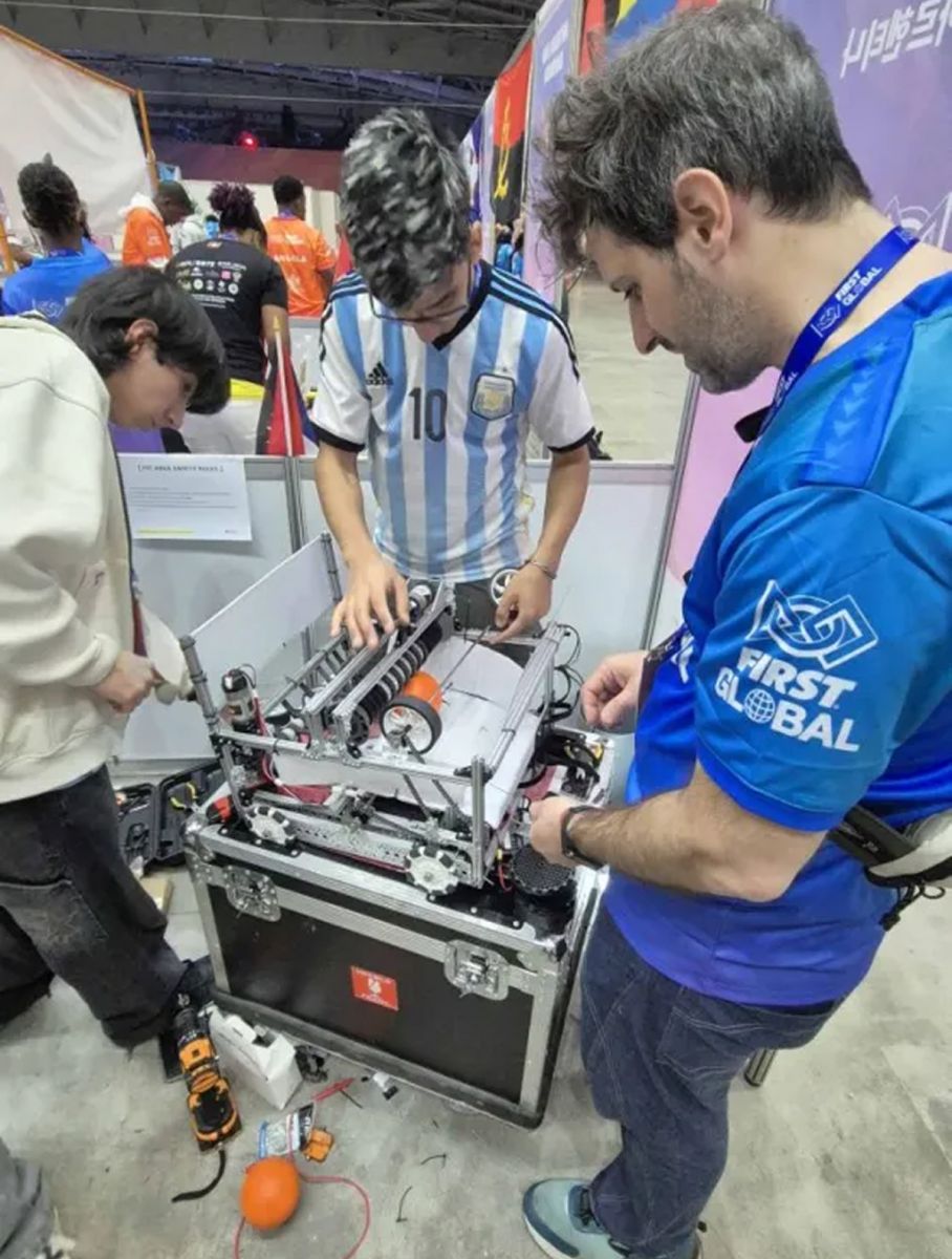 COREA. Los estudiantes tuvieron que volver a armar el robot al llegar al país.