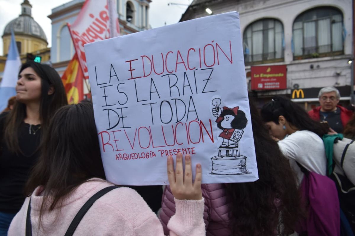 “La educación pública es un derecho”: la marcha universitaria se hizo sentir en Tucumán
