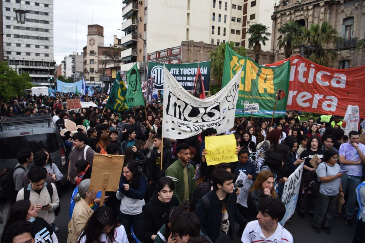 “La educación pública es un derecho”: la marcha universitaria se hizo sentir en Tucumán