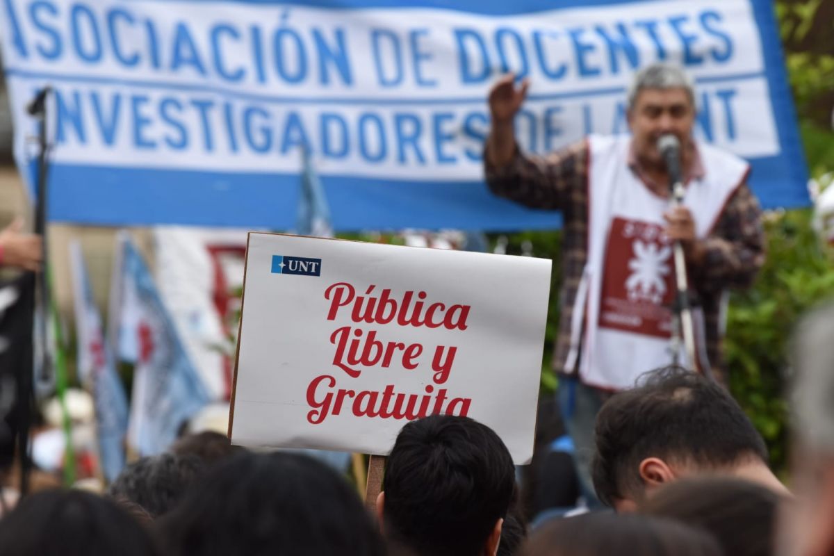 “La educación pública es un derecho”: la marcha universitaria se hizo sentir en Tucumán