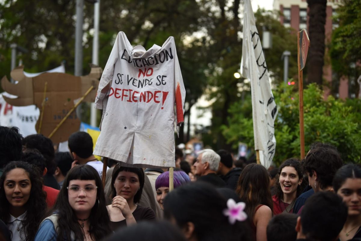 EN DEFENSA. Un guardapolvo con la consigna “La educación no se vende, se defiende” sobresalió entre los carteles de la Marcha Federal Universitaria.