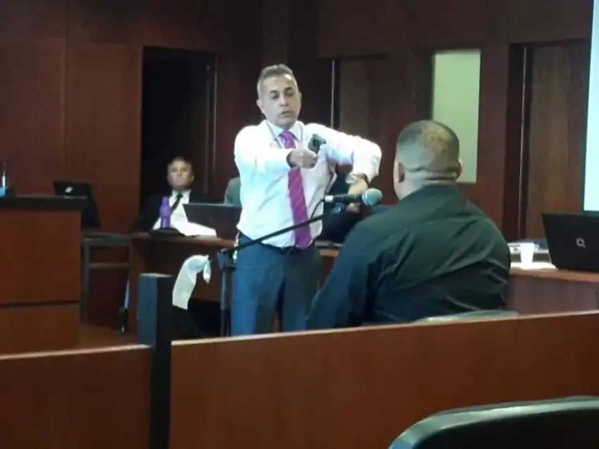 EN EL JUICIO. El defensor Gustavo Carlino manipula un arma para explicar teoría del caso junto a su asistido Mauro Navarro.
