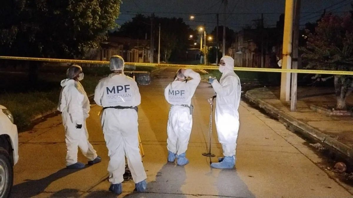 EN LA ESCENA. Peritos del ECIF trabajan en el lugar donde un policía mató al joven que le habría robado a su hija.