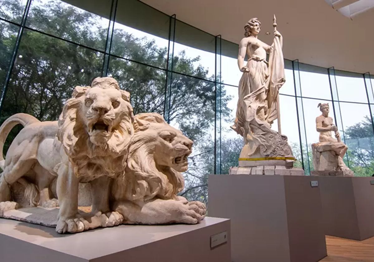 ESCULTURAS. Los leones de Lola Mora forman parte del patrimonio artístico que resguarda el edificio diseñado por César Pelli. / CENTRO CULTURAL LOLA MORA