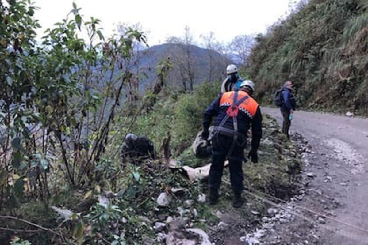 LA BÚSQUEDA. Los policías arrojaron el cuerpo de Luis Espinoza en un precipicio en la ruta que lleva a Catamarca.