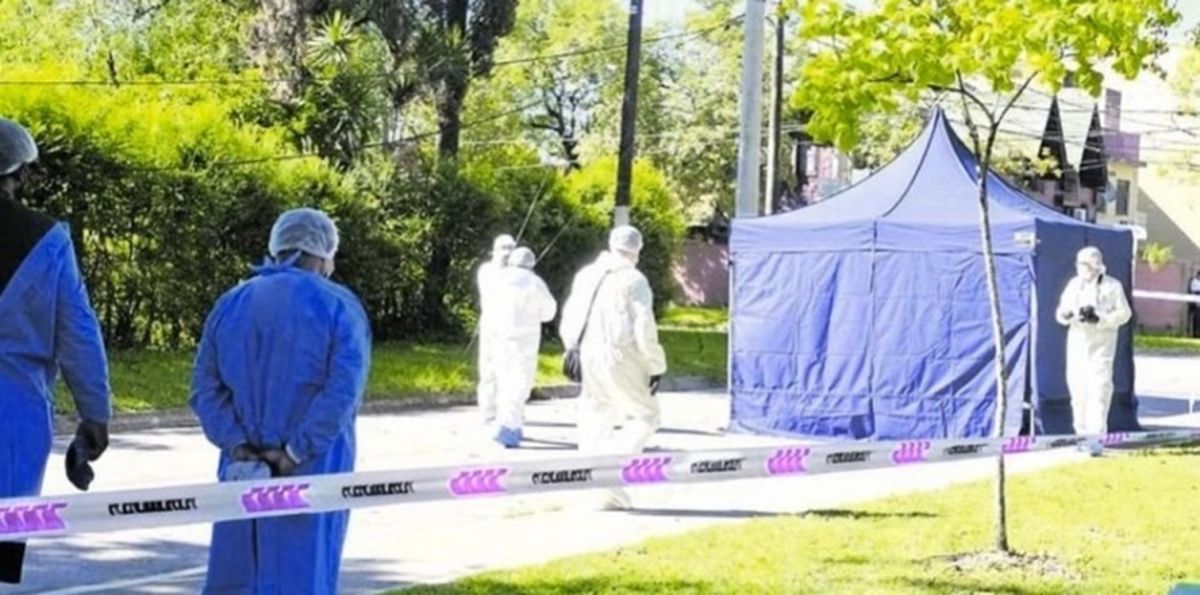 LA ESCENA. El lugar donde cayó el joven que fue ultimado por guardiacárcel en un intento de robo.