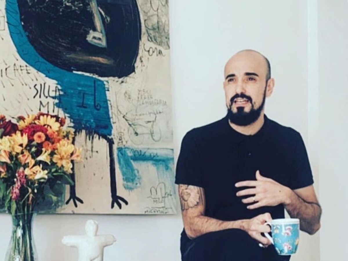 El living de la casa Abel Pintos y Mora Calabrese tiene cuadros de Milo Lockett