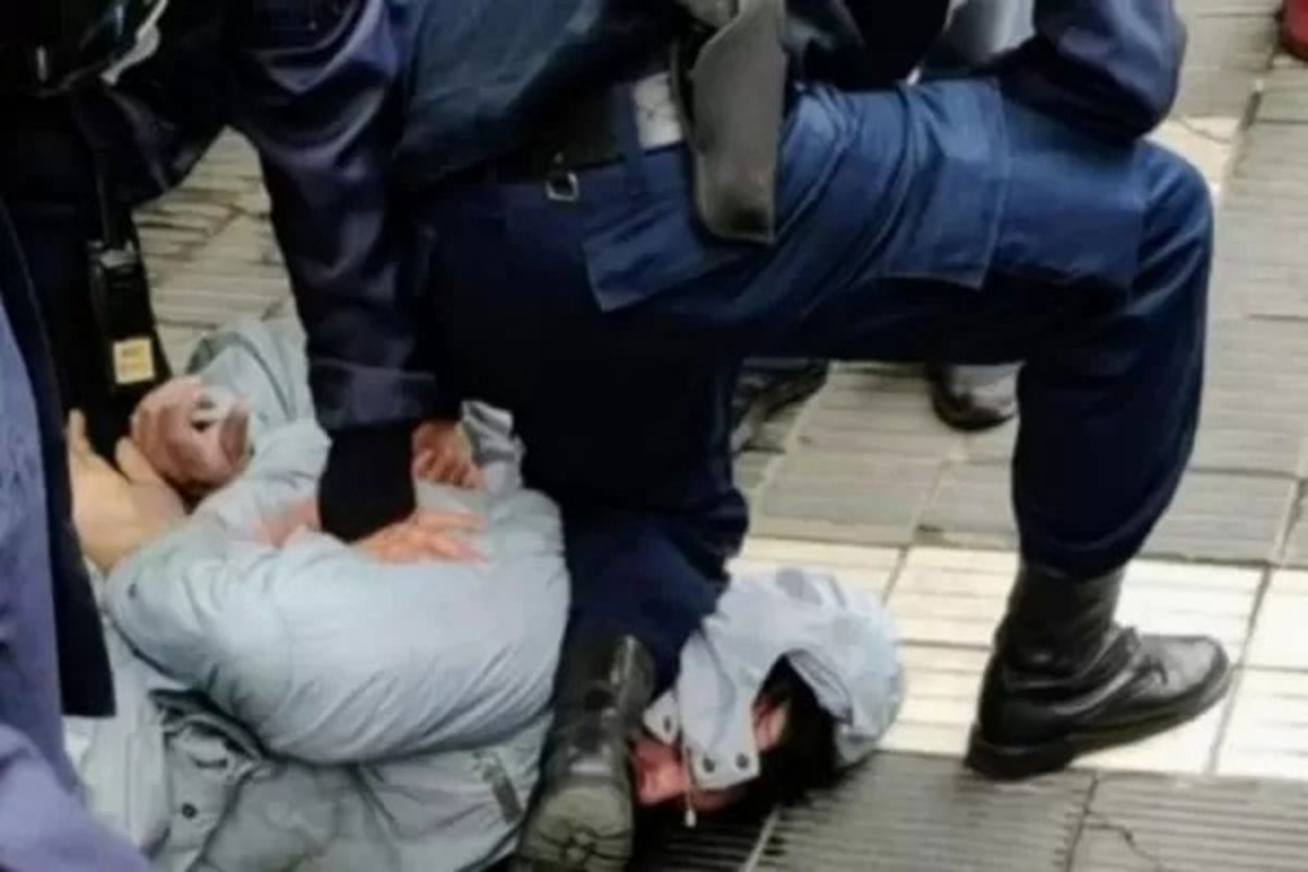 PRUEBA. El momento en el que los policías tiene reducido a Ceferino Nadal.
