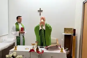 León XIV evoluciona favorablemente tras la operación y el Vaticano confirmó que rezará el Ángelus el domingo